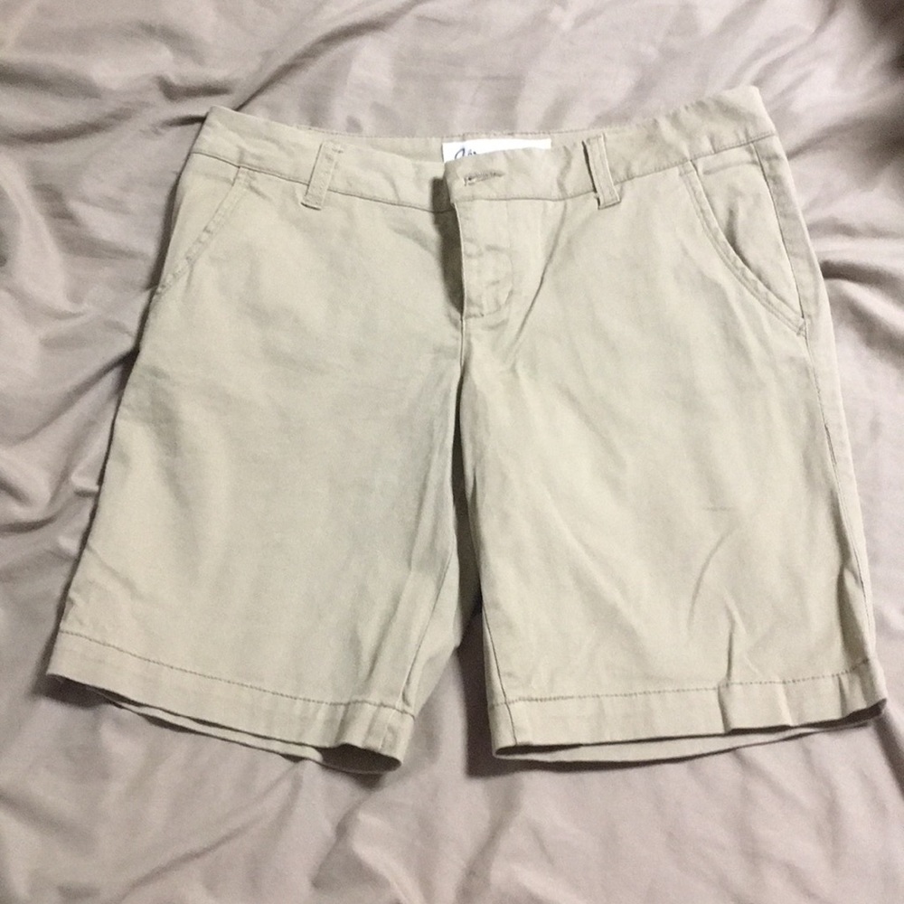 Aeropostale khaki Bermuda shorts.